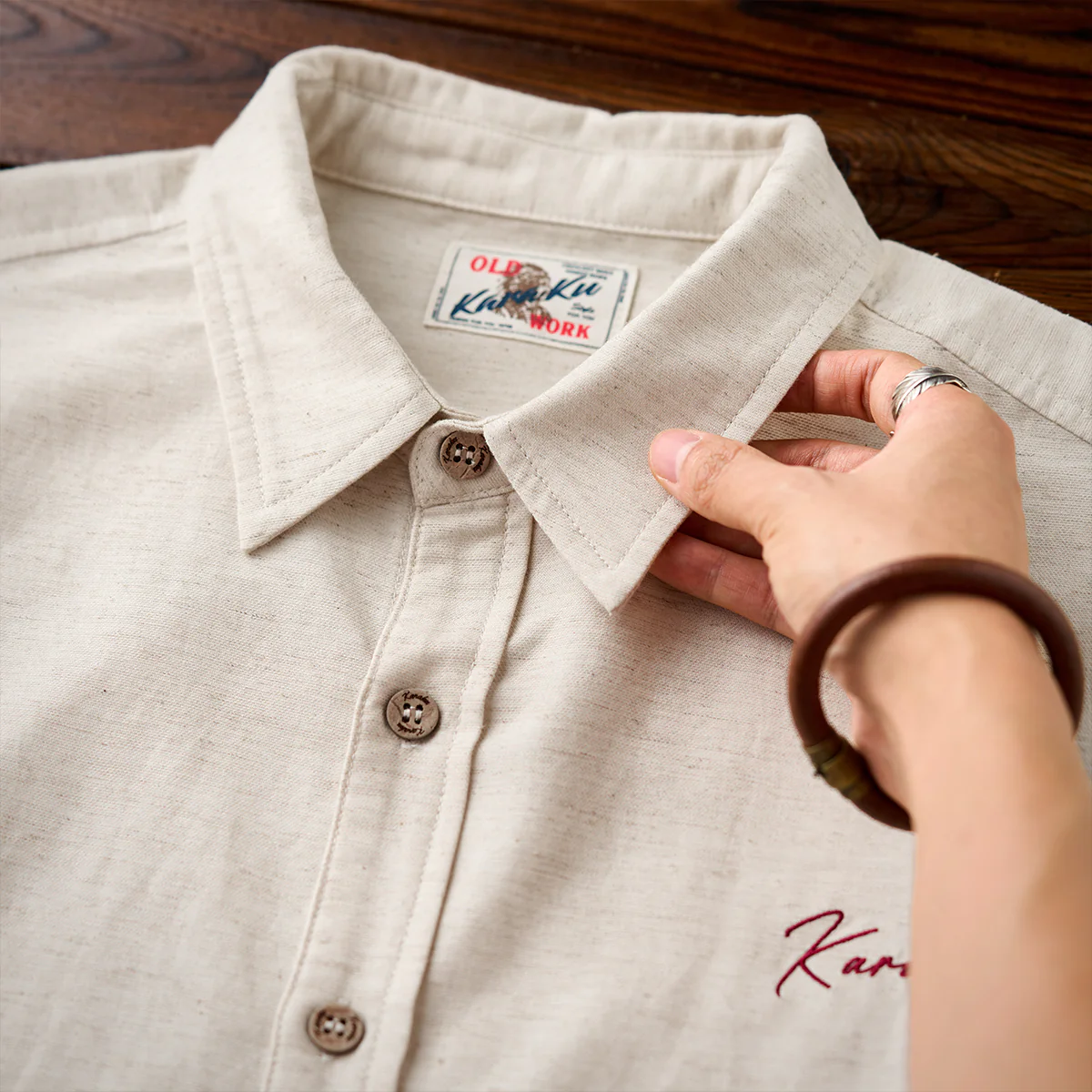 赤ヒモ付き Karaku刺繍入りテンセル×リネン混紡長袖シャツ - Image 12