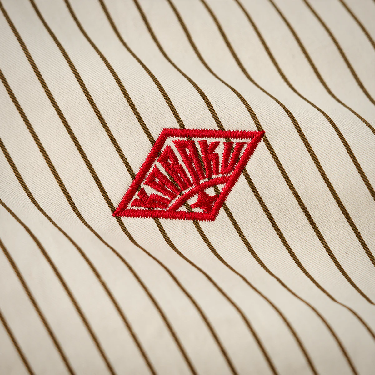 「KaraKu」ダイヤ刺繍ロゴ 細ストライプ開襟シャツ - Image 11