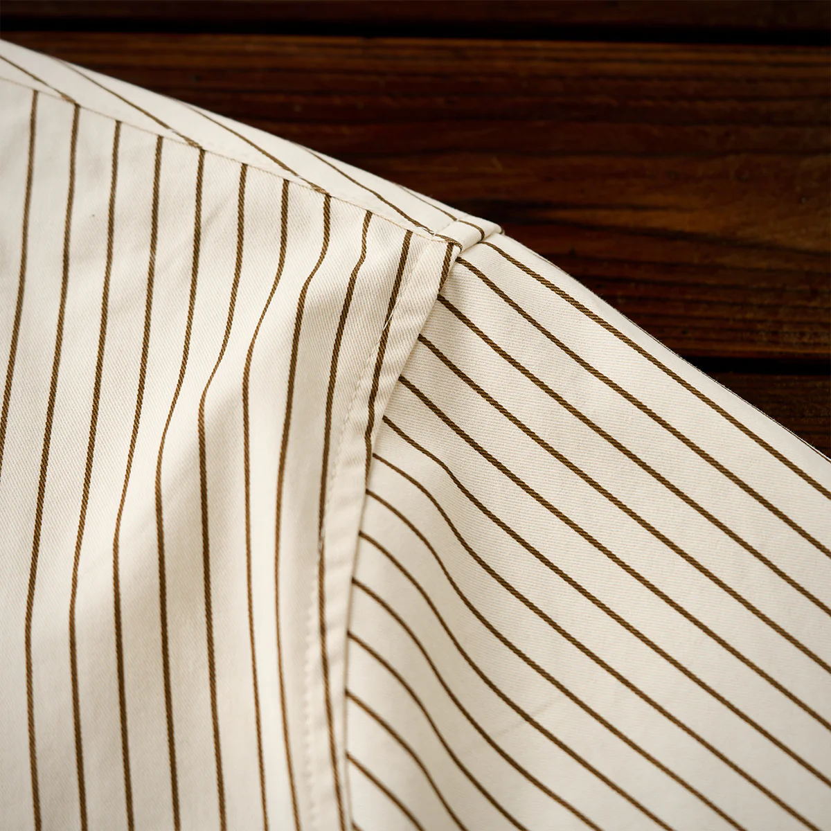 「KaraKu」ダイヤ刺繍ロゴ 細ストライプ開襟シャツ - Image 9