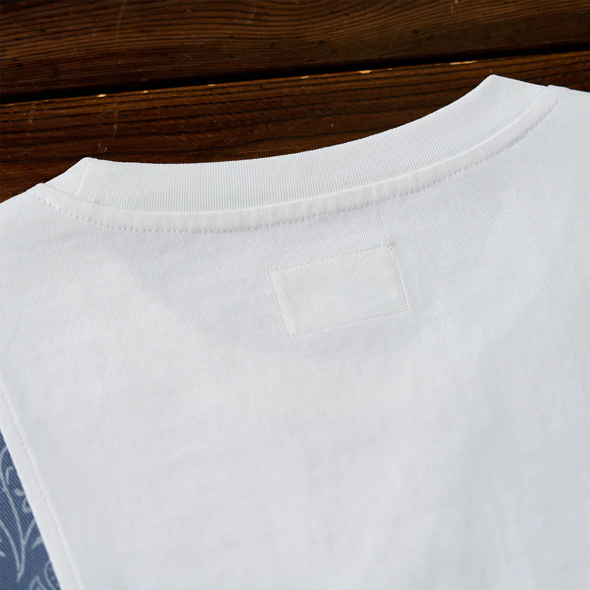 フェイクデニムペイズリー柄パッチ切替コットンTシャツ - Image 14