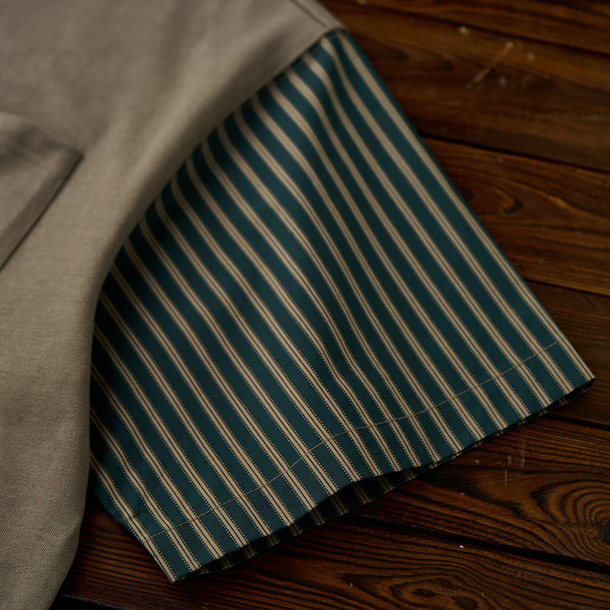 【予約】裾ドローコード付き　レトロストライプ柄袖切り替えコットンTee - Image 12
