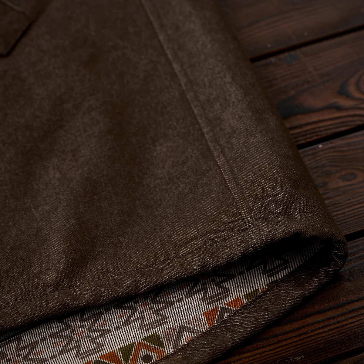 「Karaku」刺繡ロゴ 裏エスニック調柄フード付きデニムジャケット - Image 15