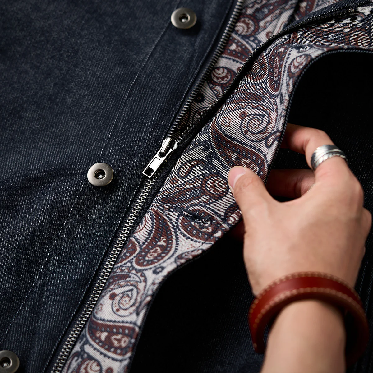 襟・袖裏コーデュロイ　「KaraKu」刺繡入り裏ペイズリー総柄デニムジャケット - Image 8
