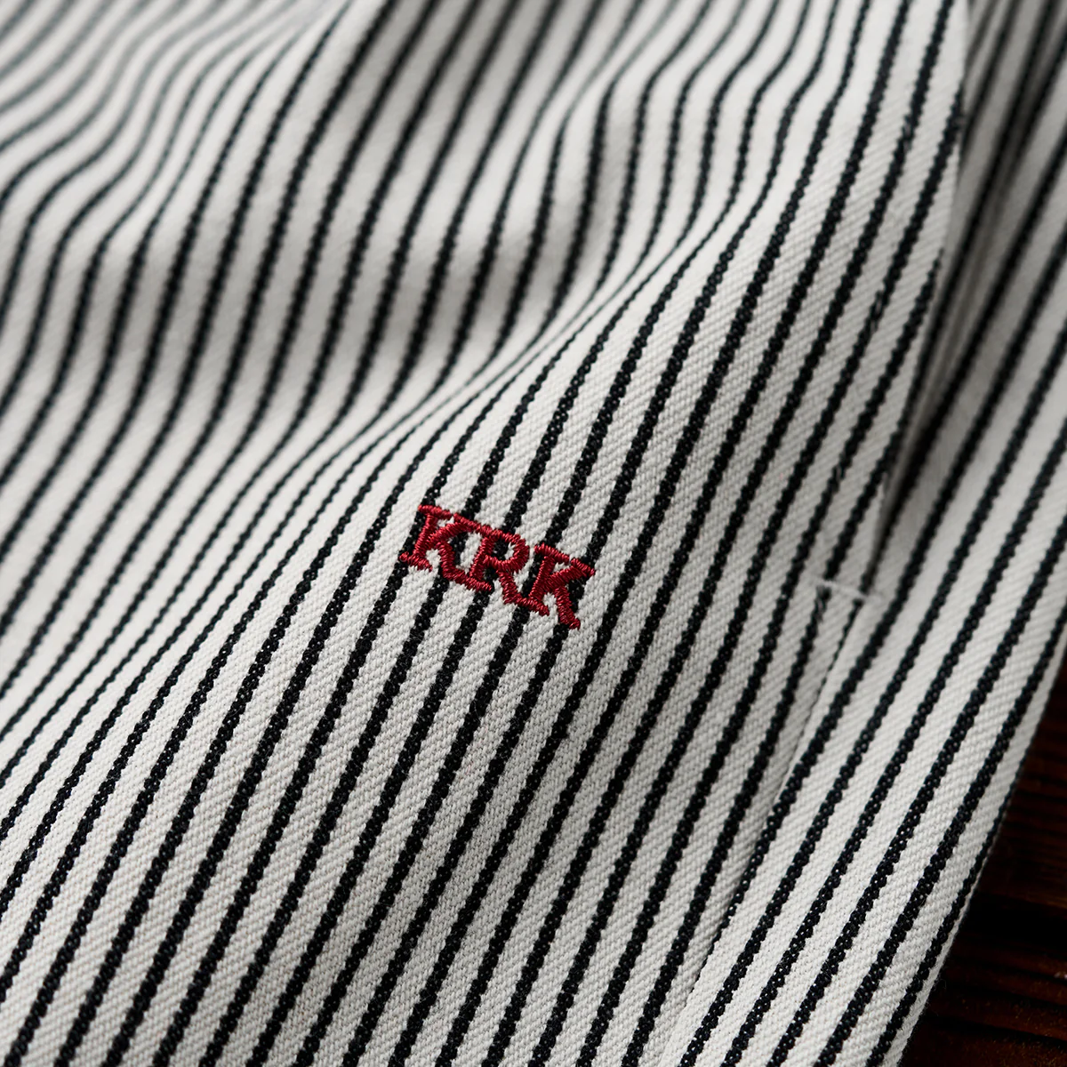 KRK刺繍入り 裾ドローコード付きストライプ柄イージーパンツ - Image 12