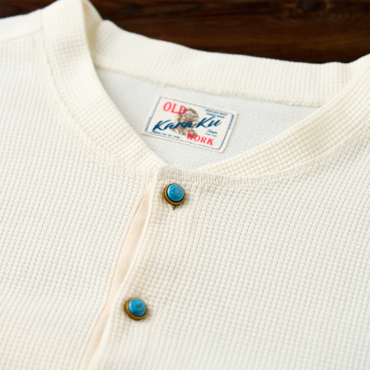 ターコイズ風ボタン付き ワッフルヘンリーTシャツ - Image 10