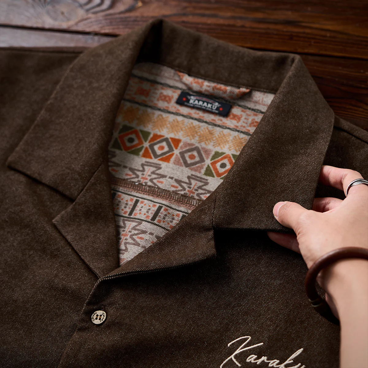 「Karaku」刺繡ロゴ 裏エスニック調柄デニムオープンカラーシャツ - Image 7