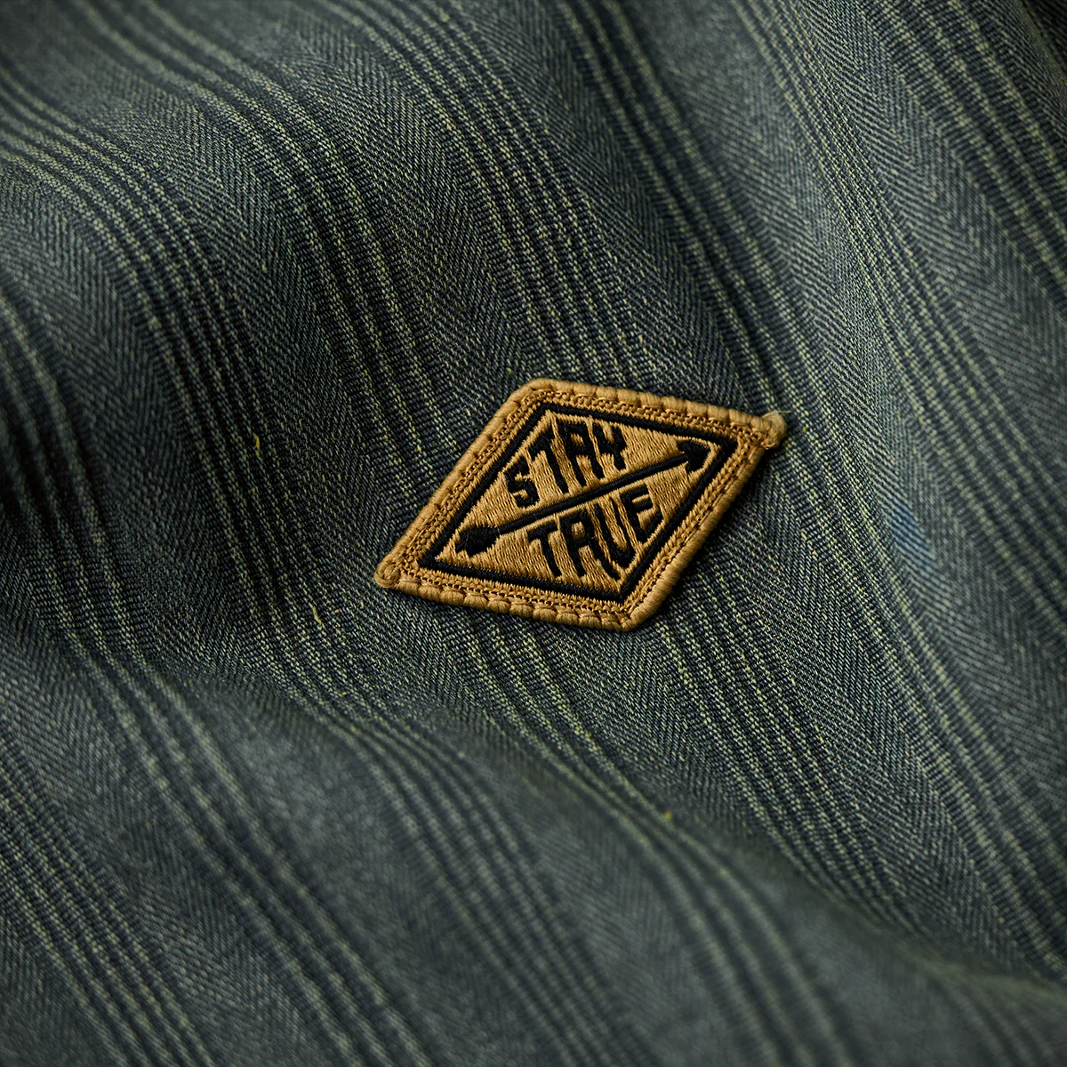 「STAY TRUE」刺繍ワッペン ストライプテクスチャー長袖デニムシャツ - Image 10