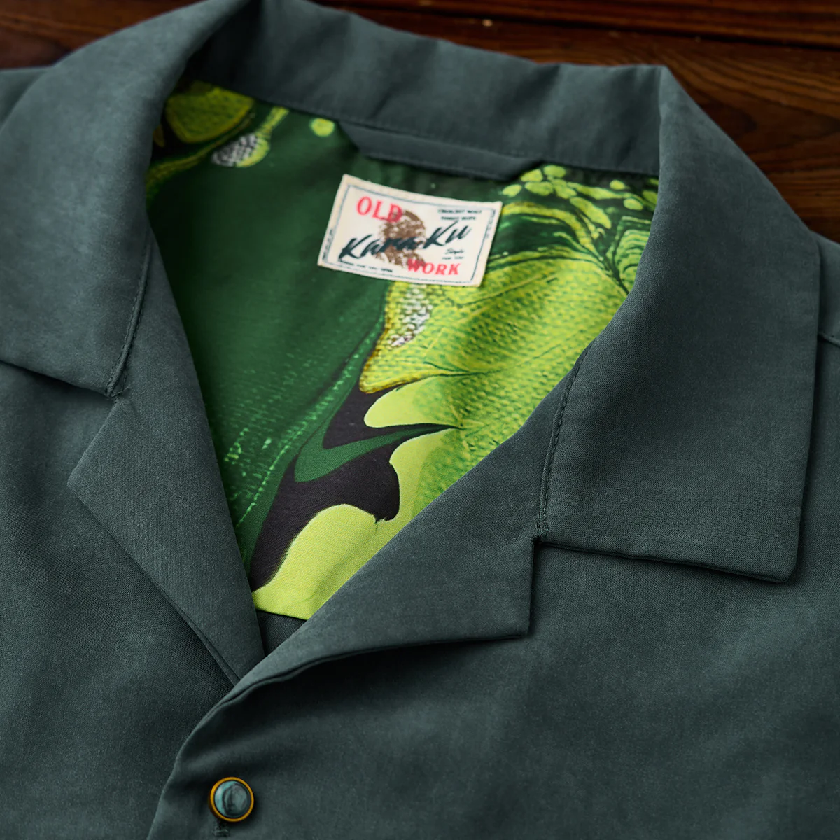KARAKU×田中ラオウ「Green drift」虎刺繍入り　ピーチスキンキューバカラーシャツ - Image 10