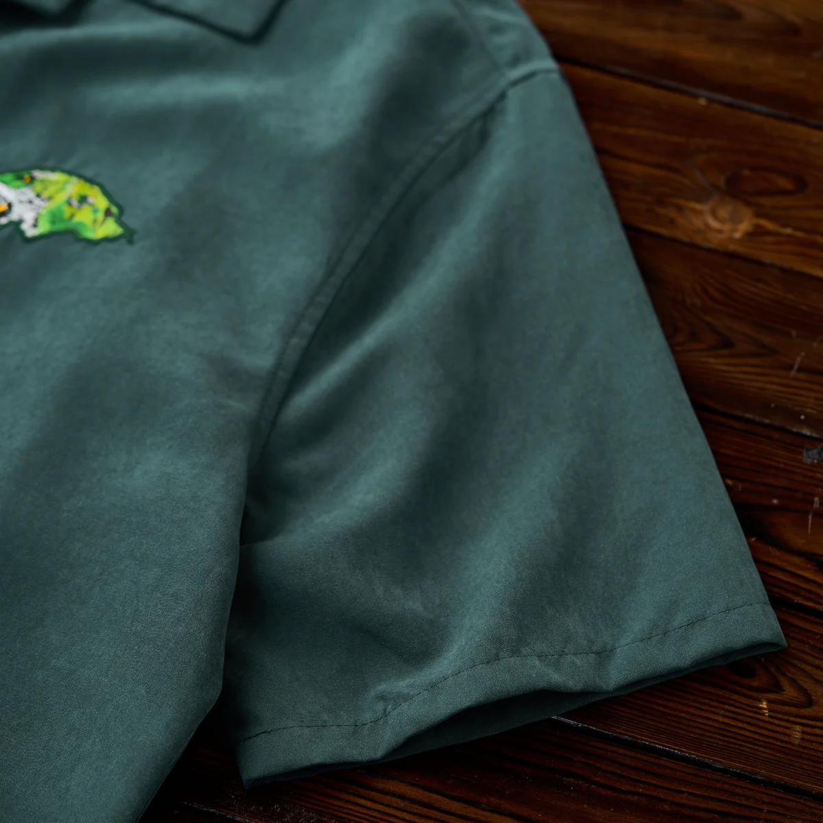 KARAKU×田中ラオウ「Green drift」虎刺繍入り　ピーチスキンキューバカラーシャツ - Image 14