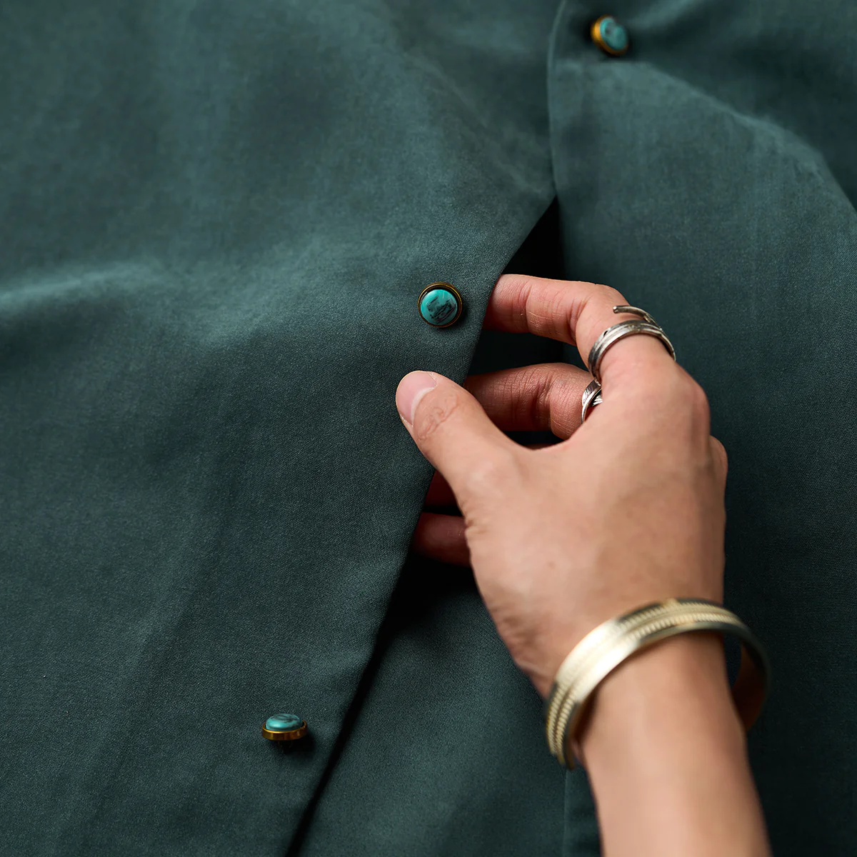 KARAKU×田中ラオウ「Green drift」虎刺繍入り　ピーチスキンキューバカラーシャツ - Image 15