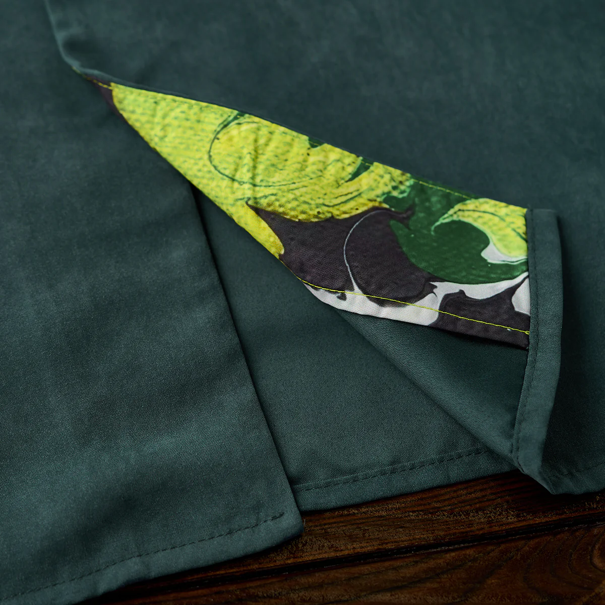 KARAKU×田中ラオウ「Green drift」虎刺繍入り　ピーチスキンキューバカラーシャツ - Image 16