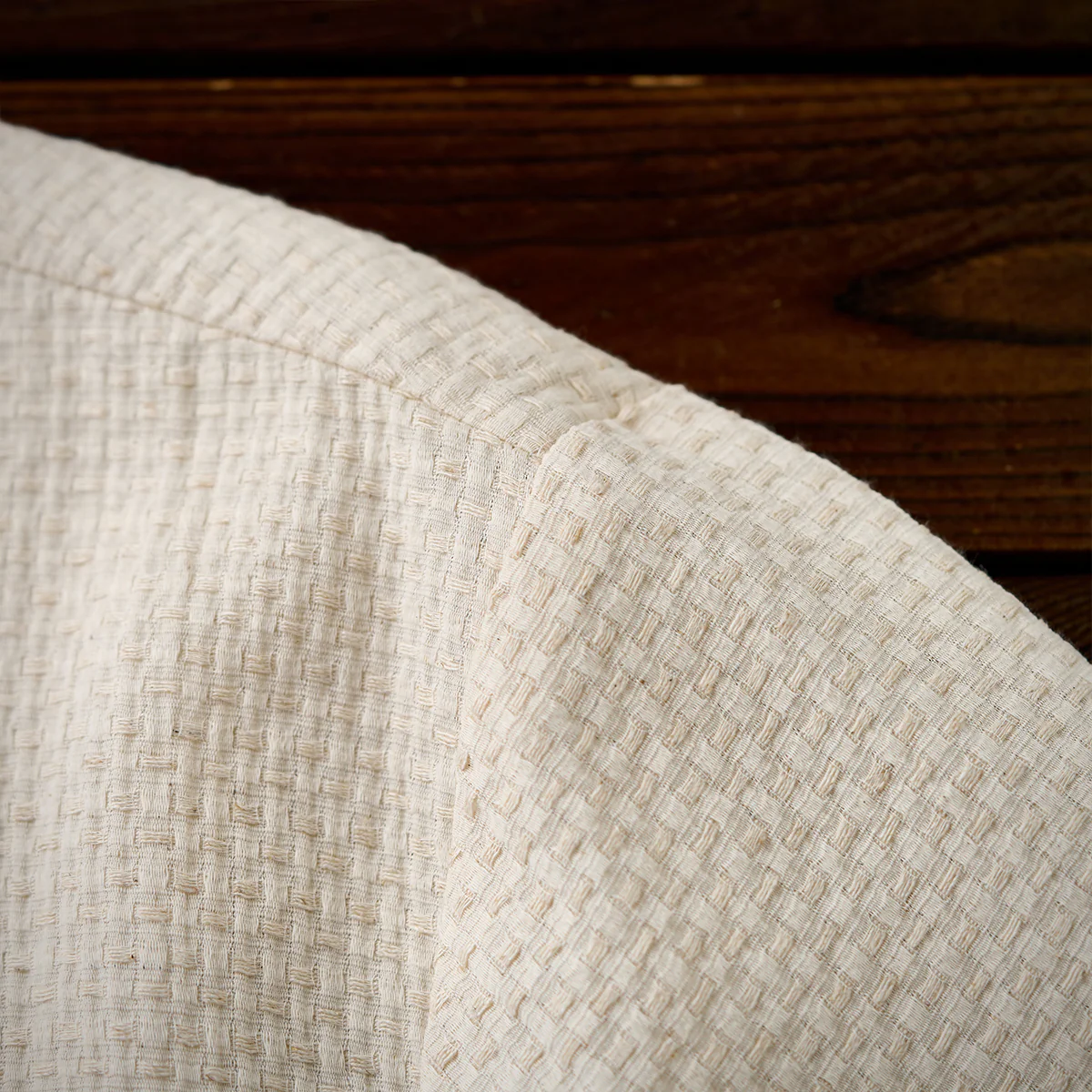 紅白ヒモ付き　「KaraKu」刺繍入りレッドアゲート調ボタン付き綿麻シャツ - Image 14