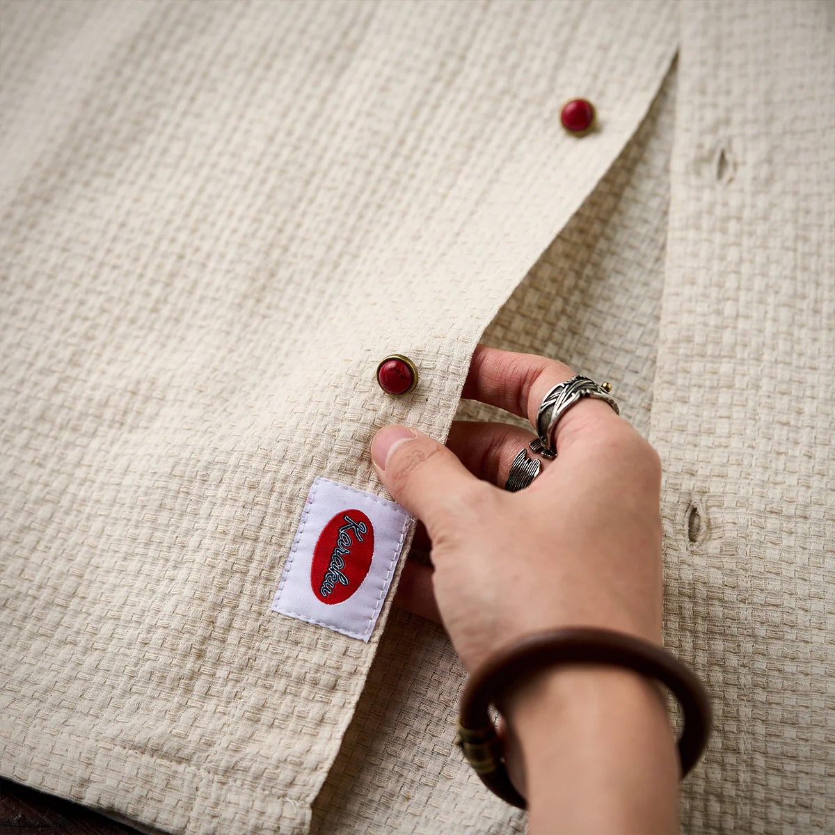 紅白ヒモ付き　「KaraKu」刺繍入りレッドアゲート調ボタン付き綿麻シャツ - Image 15