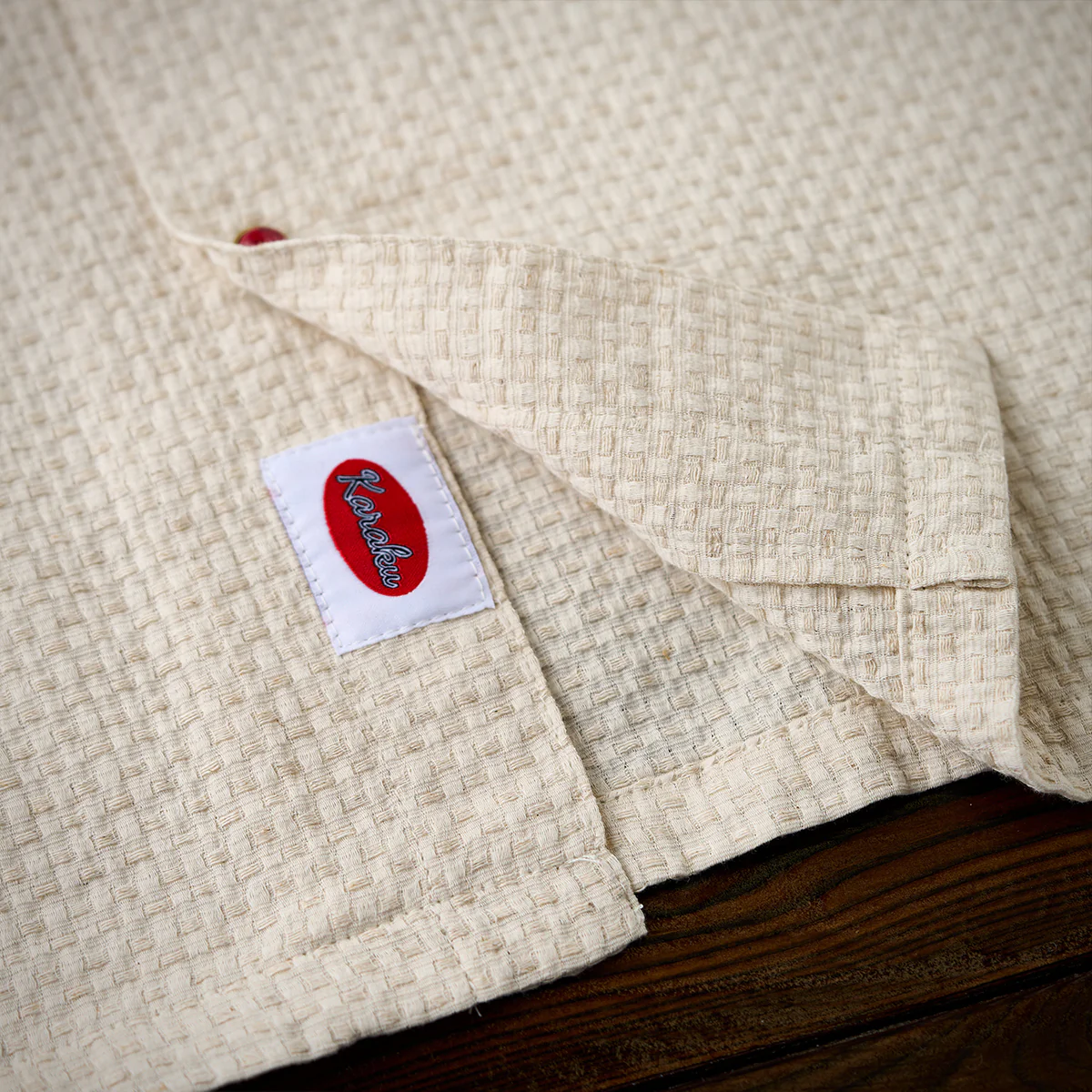 紅白ヒモ付き　「KaraKu」刺繍入りレッドアゲート調ボタン付き綿麻シャツ - Image 16