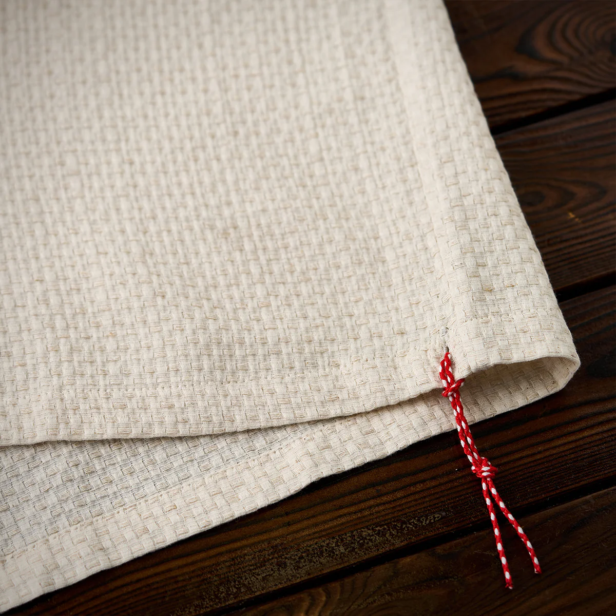 紅白ヒモ付き　「KaraKu」刺繍入りレッドアゲート調ボタン付き綿麻シャツ - Image 17
