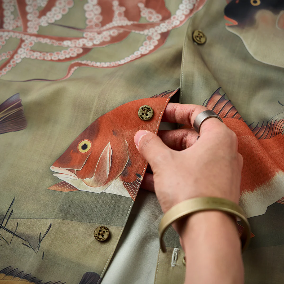 伊藤若冲「群魚図」プリント入りオープンカラーアロハシャツ - Image 14