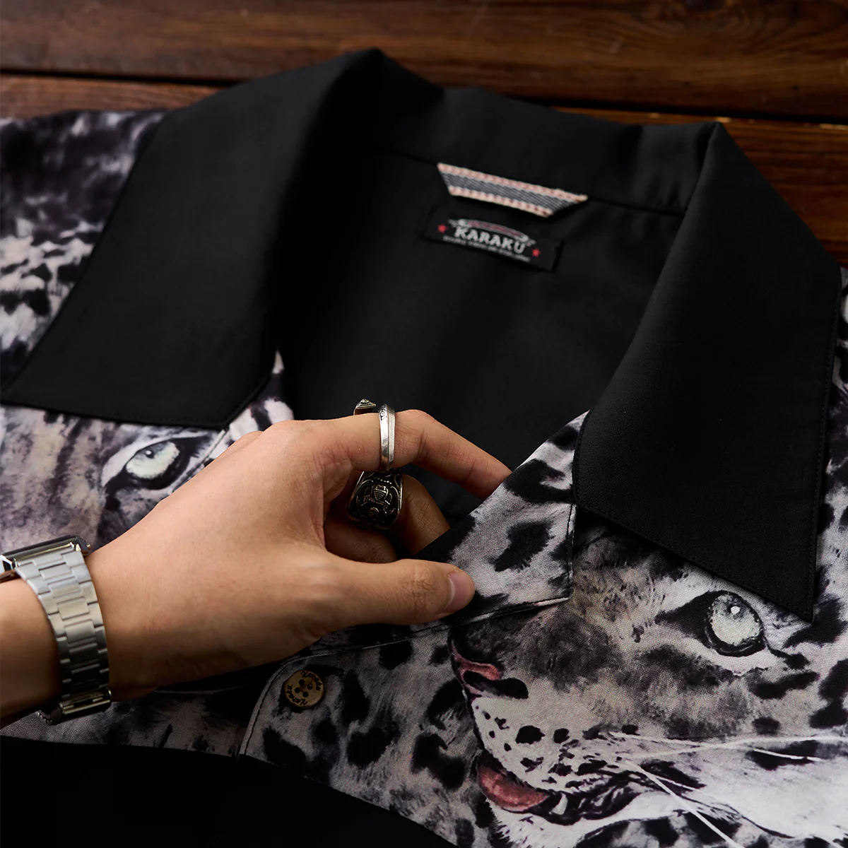 Karaku×川又聡「Snow leopard 雪豹」プリント切替オープンカラーシャツ - Image 10
