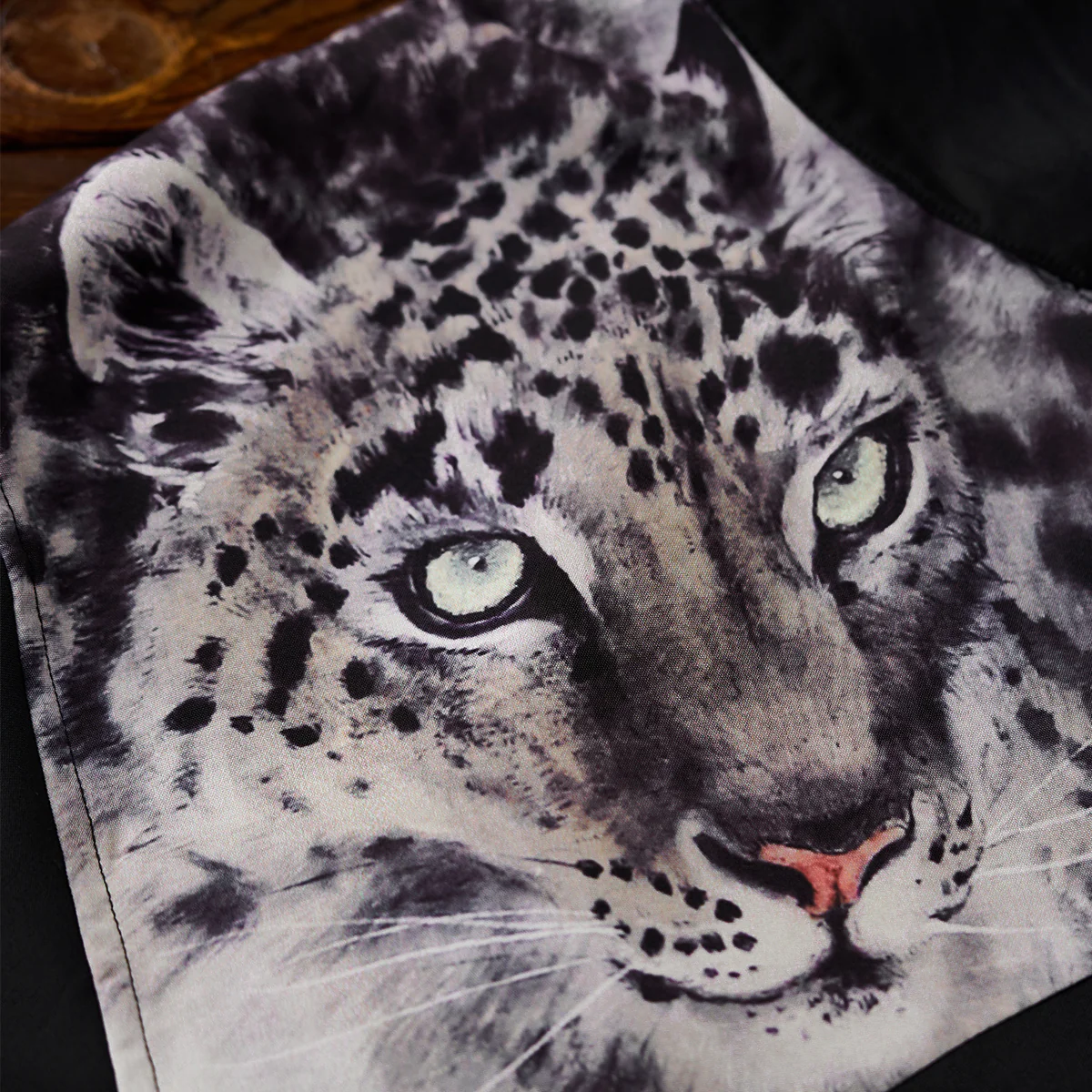 Karaku×川又聡「Snow leopard 雪豹」プリント切替オープンカラーシャツ - Image 11