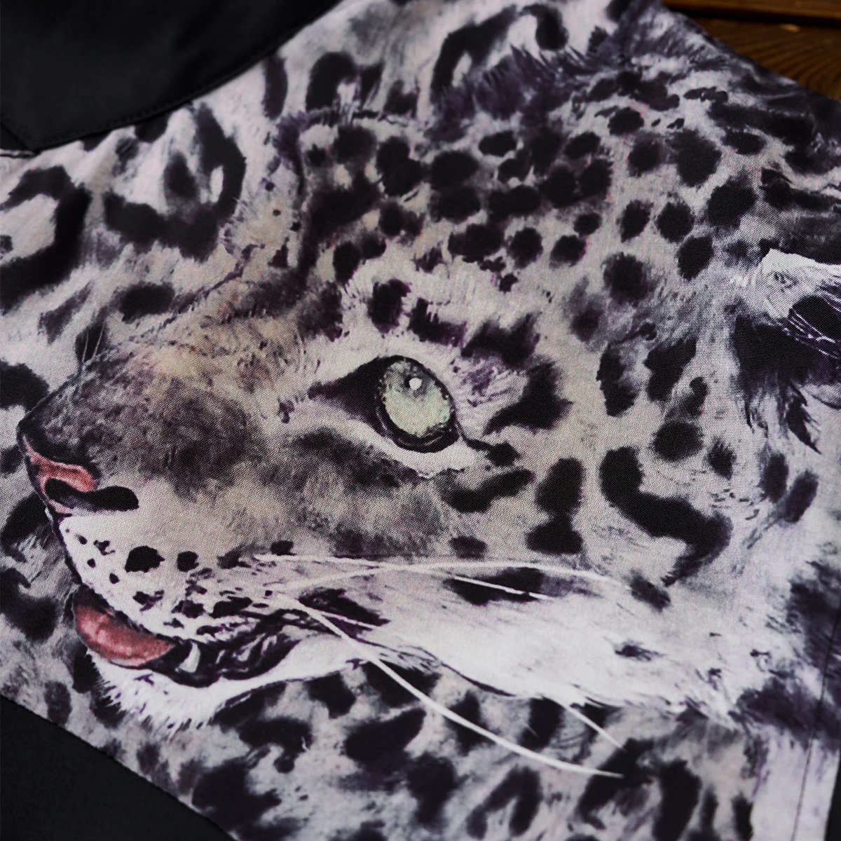 Karaku×川又聡「Snow leopard 雪豹」プリント切替オープンカラーシャツ - Image 12