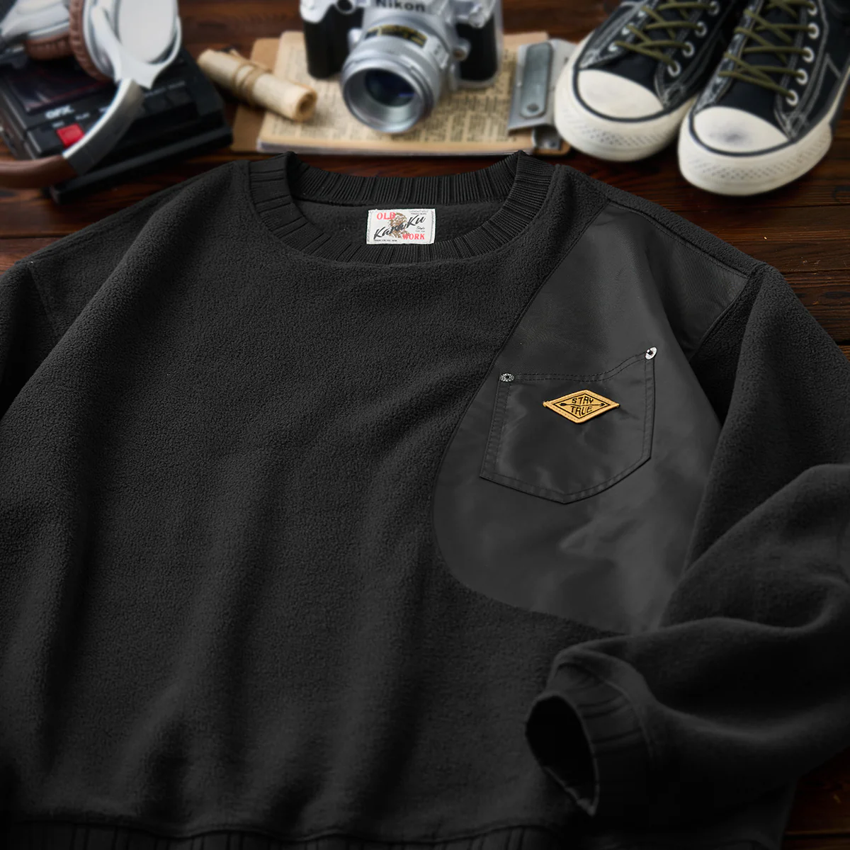 「STAY TRUE」刺繍ワッペン 不規則ナイロンパッチフリースポケットスウェット - Image 4