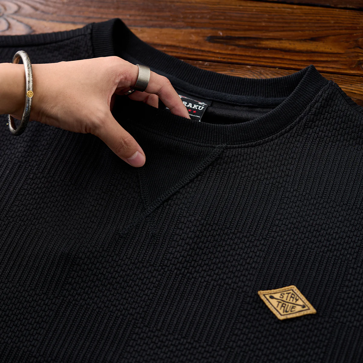 「STAY TRUE」刺繍ワッペン　裾ドローコード付きチェック織りニットロングT - Image 8