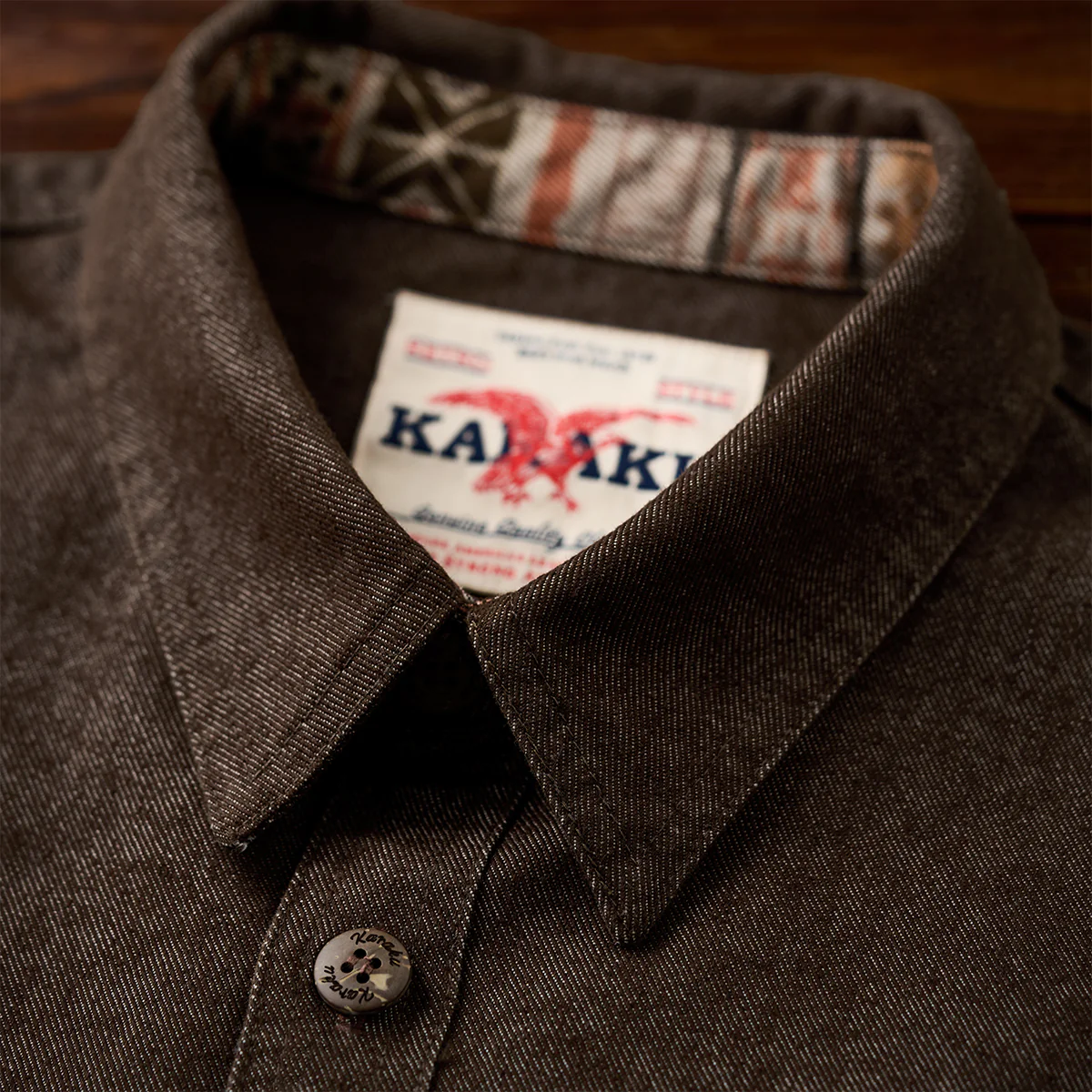 赤ヒモ付き　「Karaku」刺繡ロゴ 裏エスニック調柄デニム長袖シャツ - Image 10