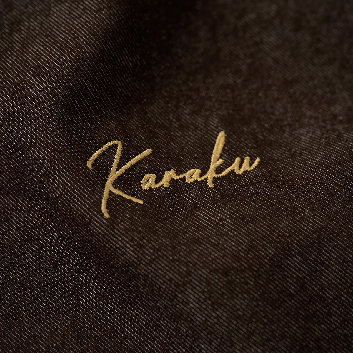 赤ヒモ付き　「Karaku」刺繡ロゴ 裏エスニック調柄デニム長袖シャツ - Image 11