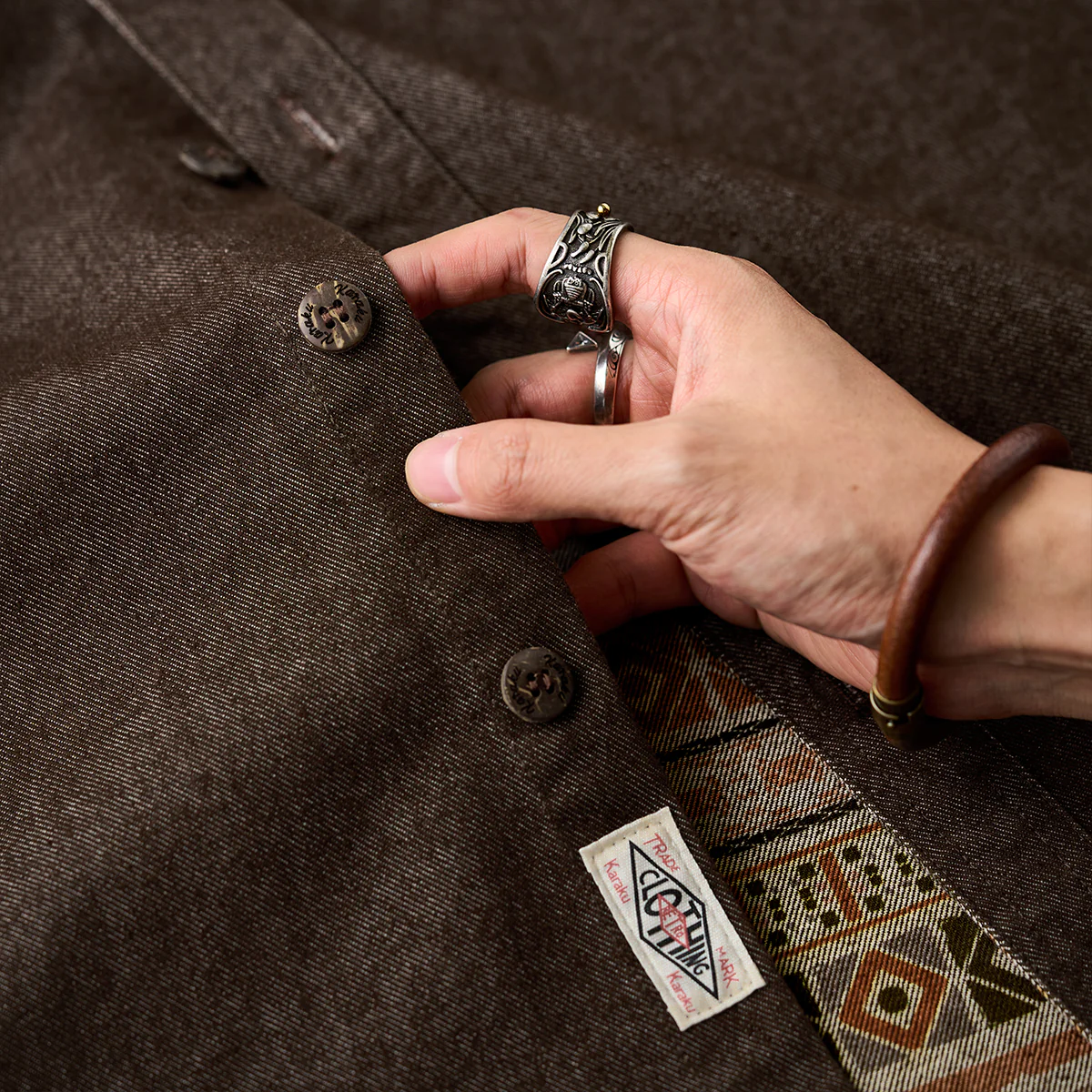 赤ヒモ付き　「Karaku」刺繡ロゴ 裏エスニック調柄デニム長袖シャツ - Image 12