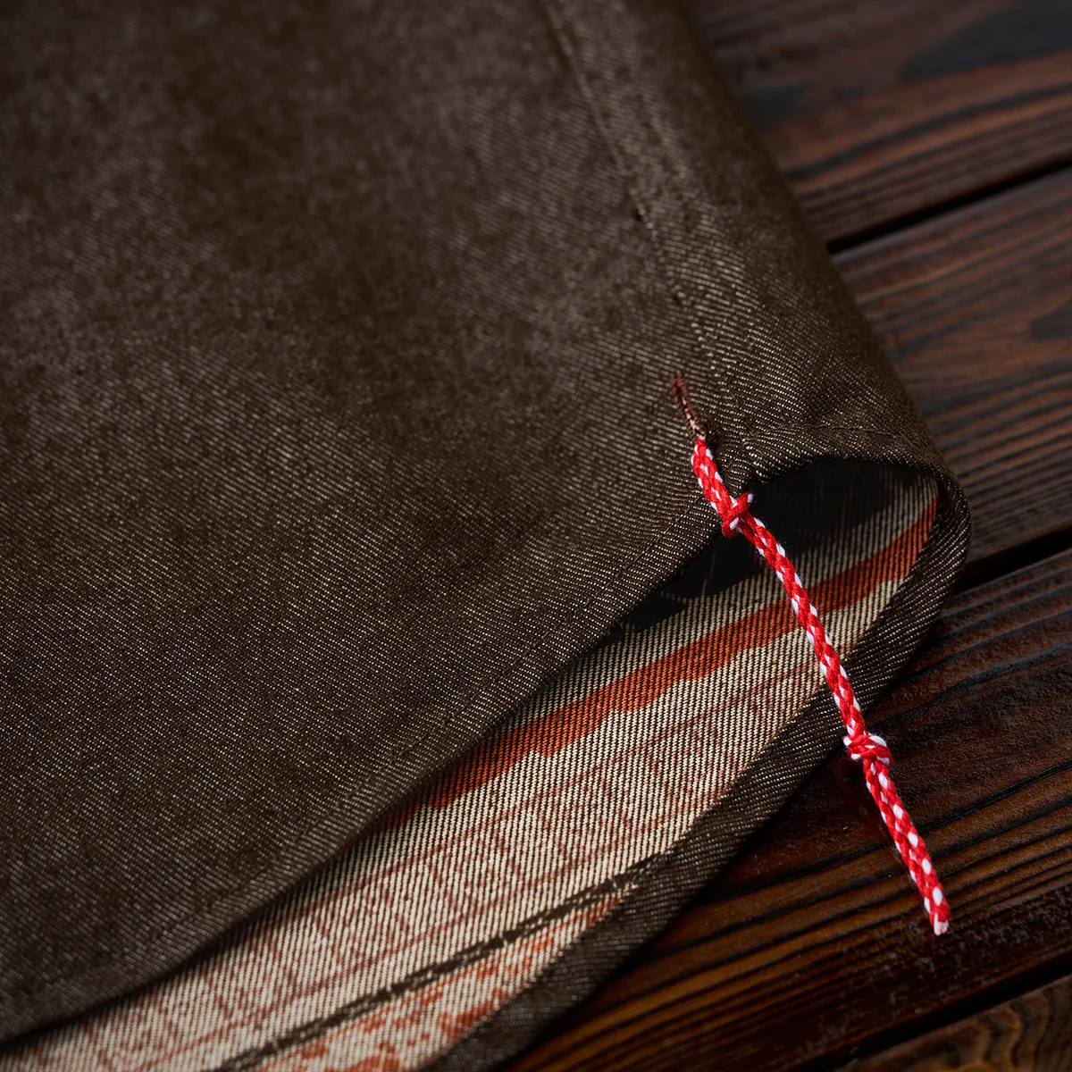 赤ヒモ付き　「Karaku」刺繡ロゴ 裏エスニック調柄デニム長袖シャツ - Image 14