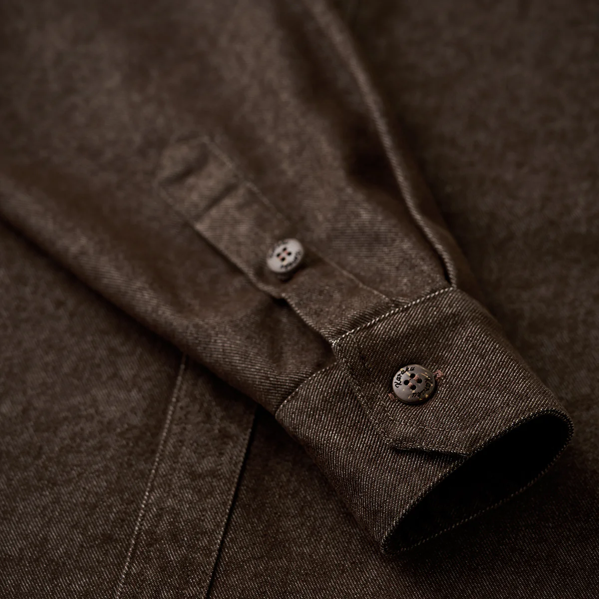 赤ヒモ付き　「Karaku」刺繡ロゴ 裏エスニック調柄デニム長袖シャツ - Image 18