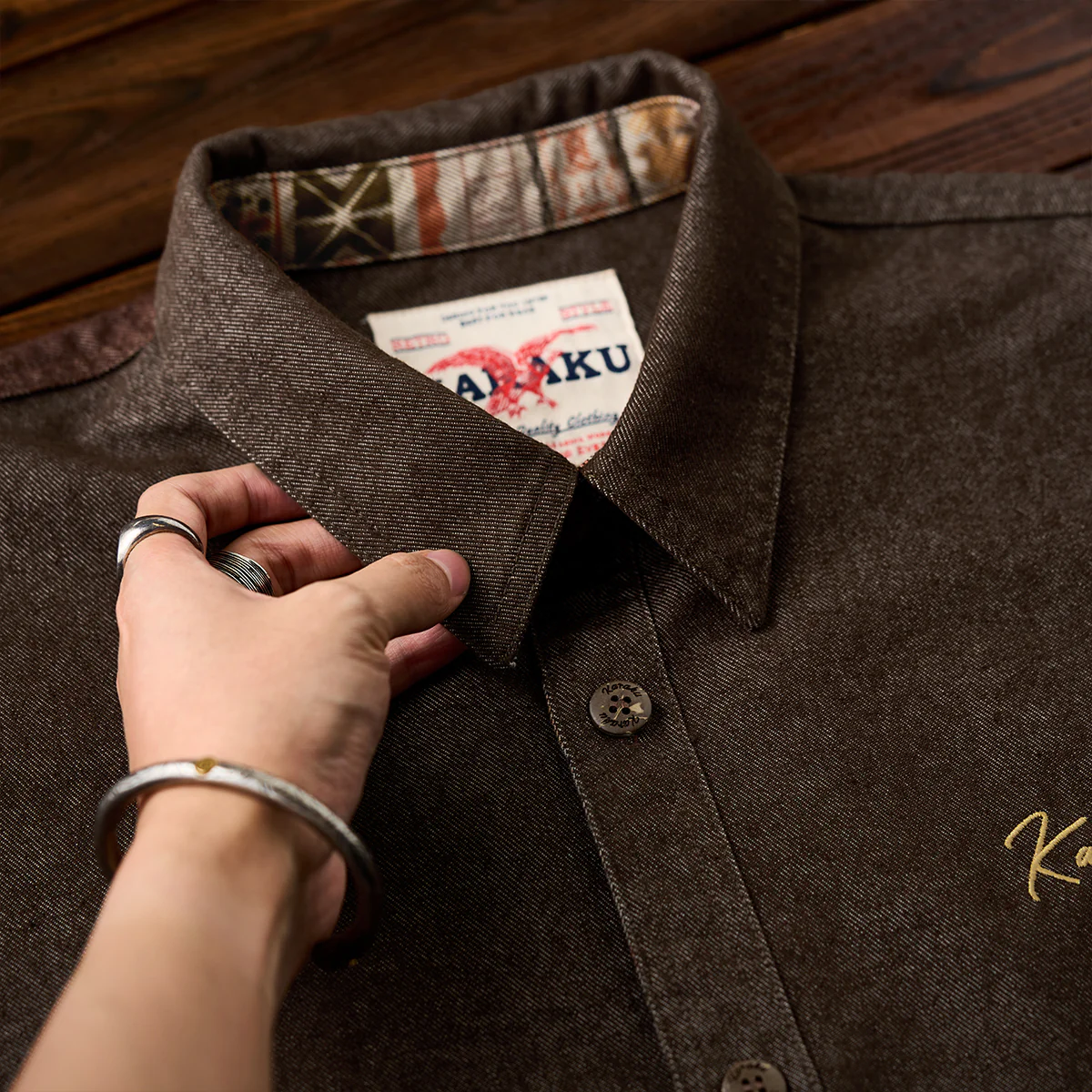 赤ヒモ付き　「Karaku」刺繡ロゴ 裏エスニック調柄デニム長袖シャツ - Image 9