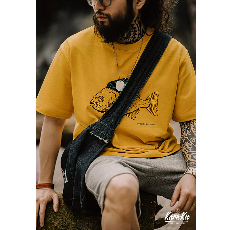 「ニット帽をかぶった深海魚」フロッキープリントコットンTee - Image 6