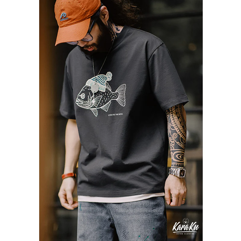 「ニット帽をかぶった深海魚」フロッキープリントコットンTee - Image 8