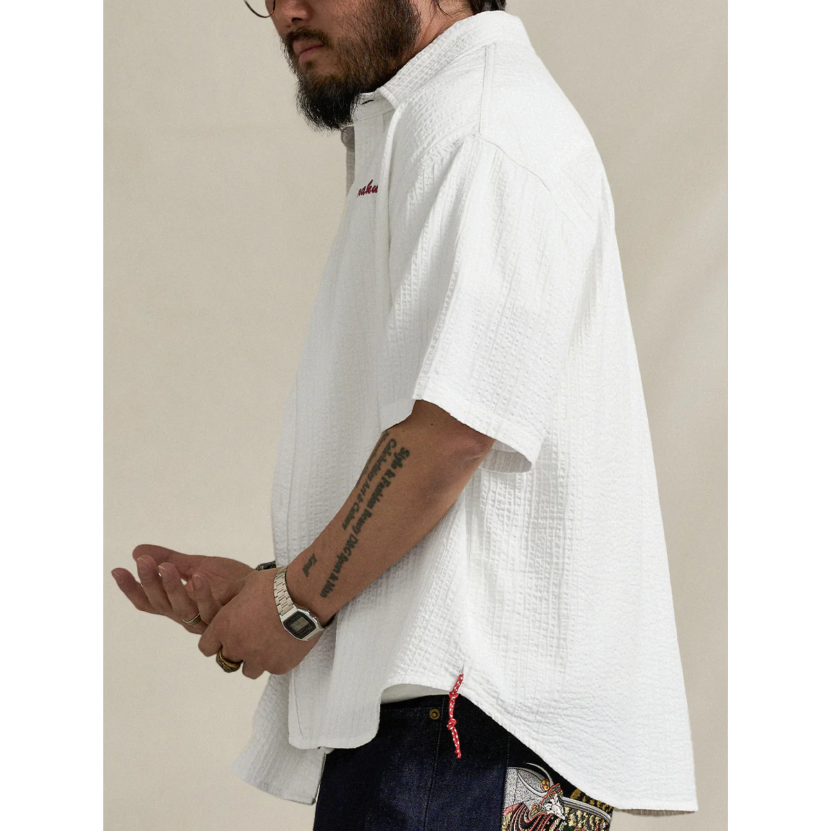 「Karaku」ワンポイント刺繍入り 赤ヒモ付きテクスチャー半袖シャツ - Image 5