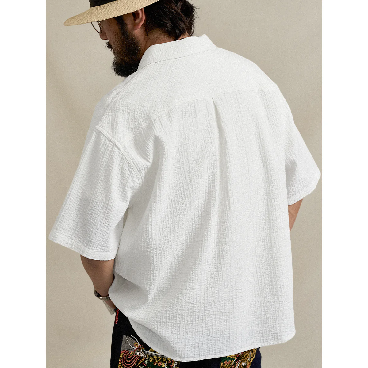 「Karaku」ワンポイント刺繍入り 赤ヒモ付きテクスチャー半袖シャツ - Image 6