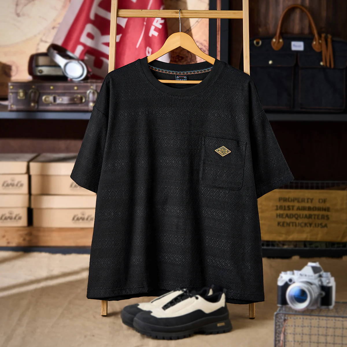 「STAY TRUE」刺繍ワッペン　エスニック調幾何学柄ジャカード織りポケットTee - Image 3