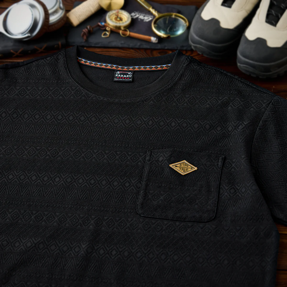 「STAY TRUE」刺繍ワッペン　エスニック調幾何学柄ジャカード織りポケットTee - Image 4
