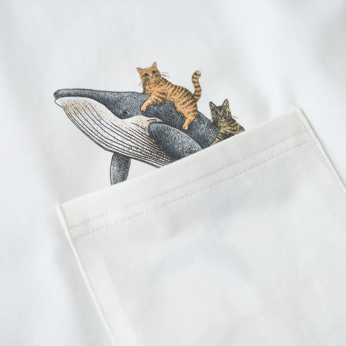 「KaraKuｘ365CAT.ART」紅白ヒモ付き　鯨と泳ぐ猫柄コットンTee - Image 12
