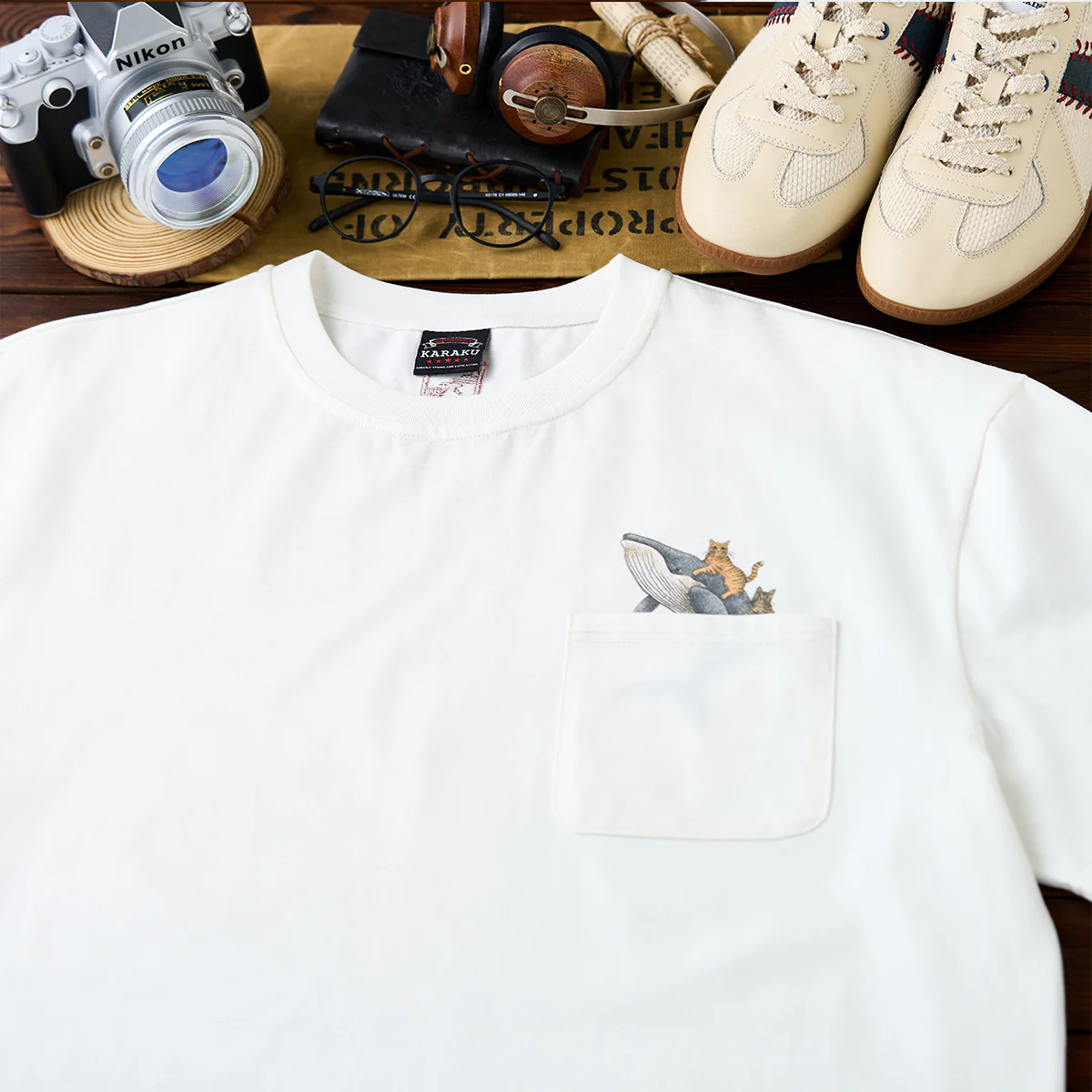 「KaraKuｘ365CAT.ART」紅白ヒモ付き　鯨と泳ぐ猫柄コットンTee - Image 5