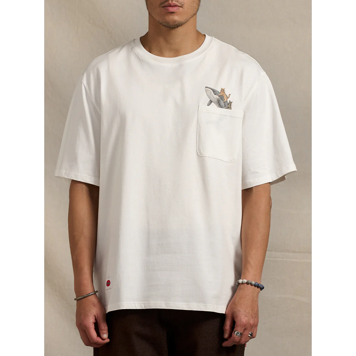 「KaraKuｘ365CAT.ART」紅白ヒモ付き　鯨と泳ぐ猫柄コットンTee - Image 7