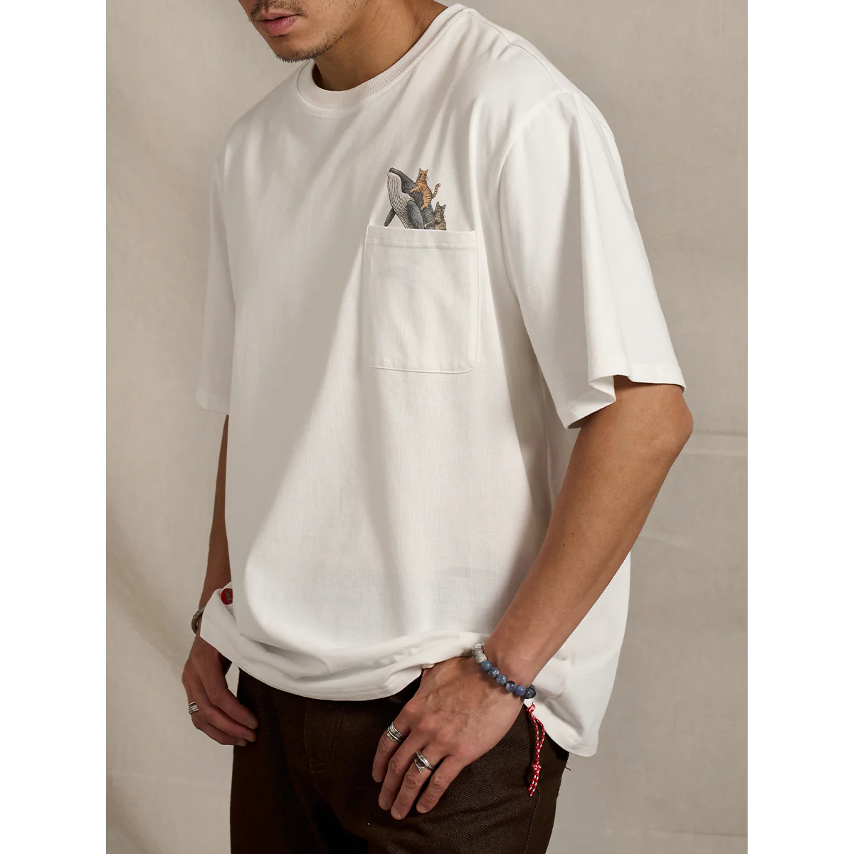 「KaraKuｘ365CAT.ART」紅白ヒモ付き　鯨と泳ぐ猫柄コットンTee - Image 9