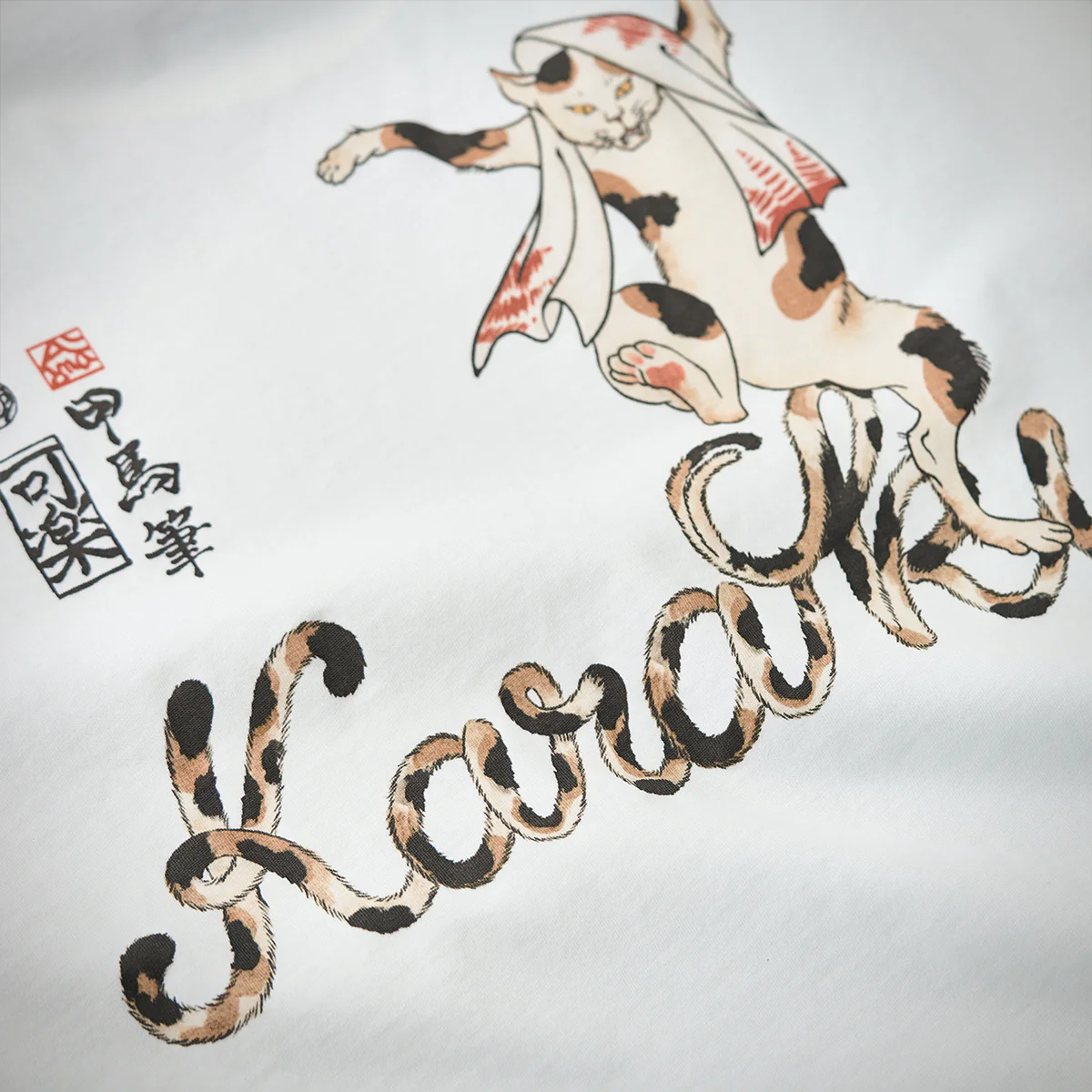 KARAKU×Koma 「異形百物語」踊る化け猫プリント&刺繡入りコットンTee - Image 14