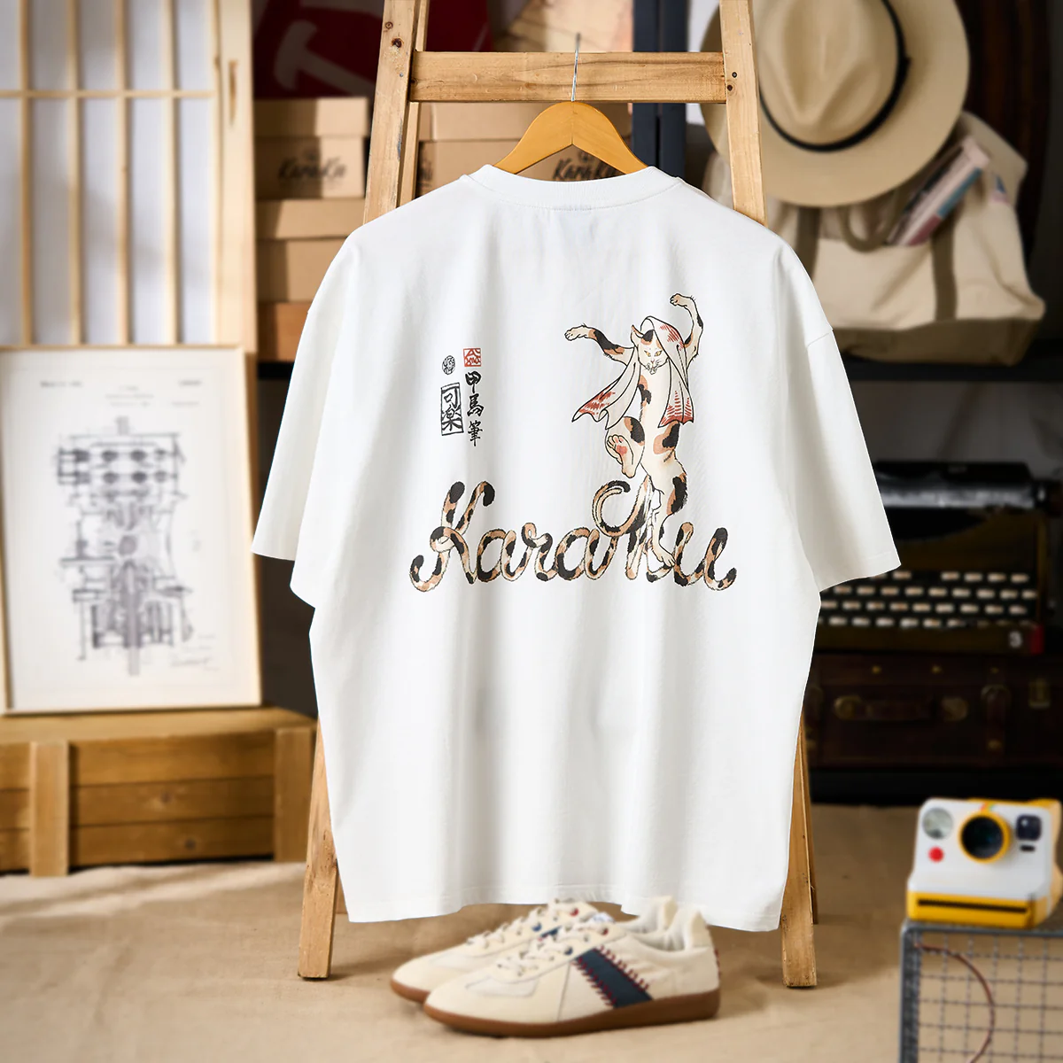 KARAKU×Koma 「異形百物語」踊る化け猫プリント&刺繡入りコットンTee - Image 3