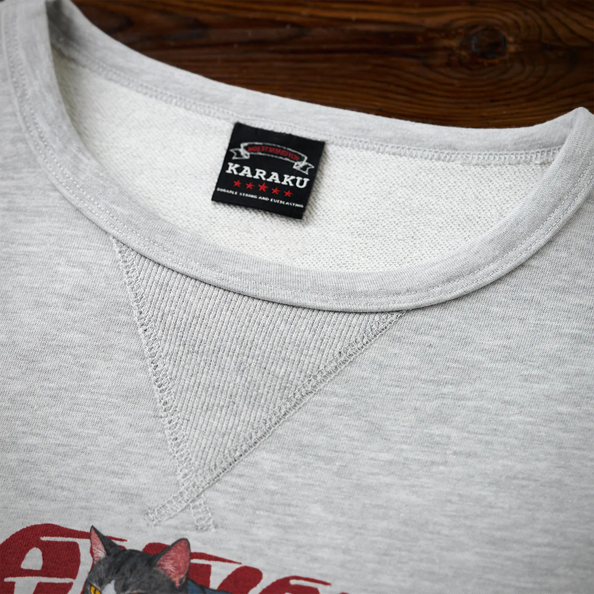 「和猫ライダー」プリントVガゼット入りコットンプルオーバースウェット - Image 11