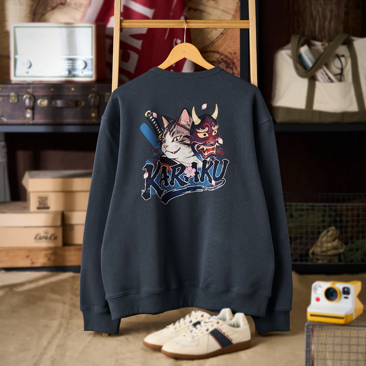 「KaraKu」刺繡＆「般若面・侍猫」プリント　裏パイルVガゼットスウェット - Image 3
