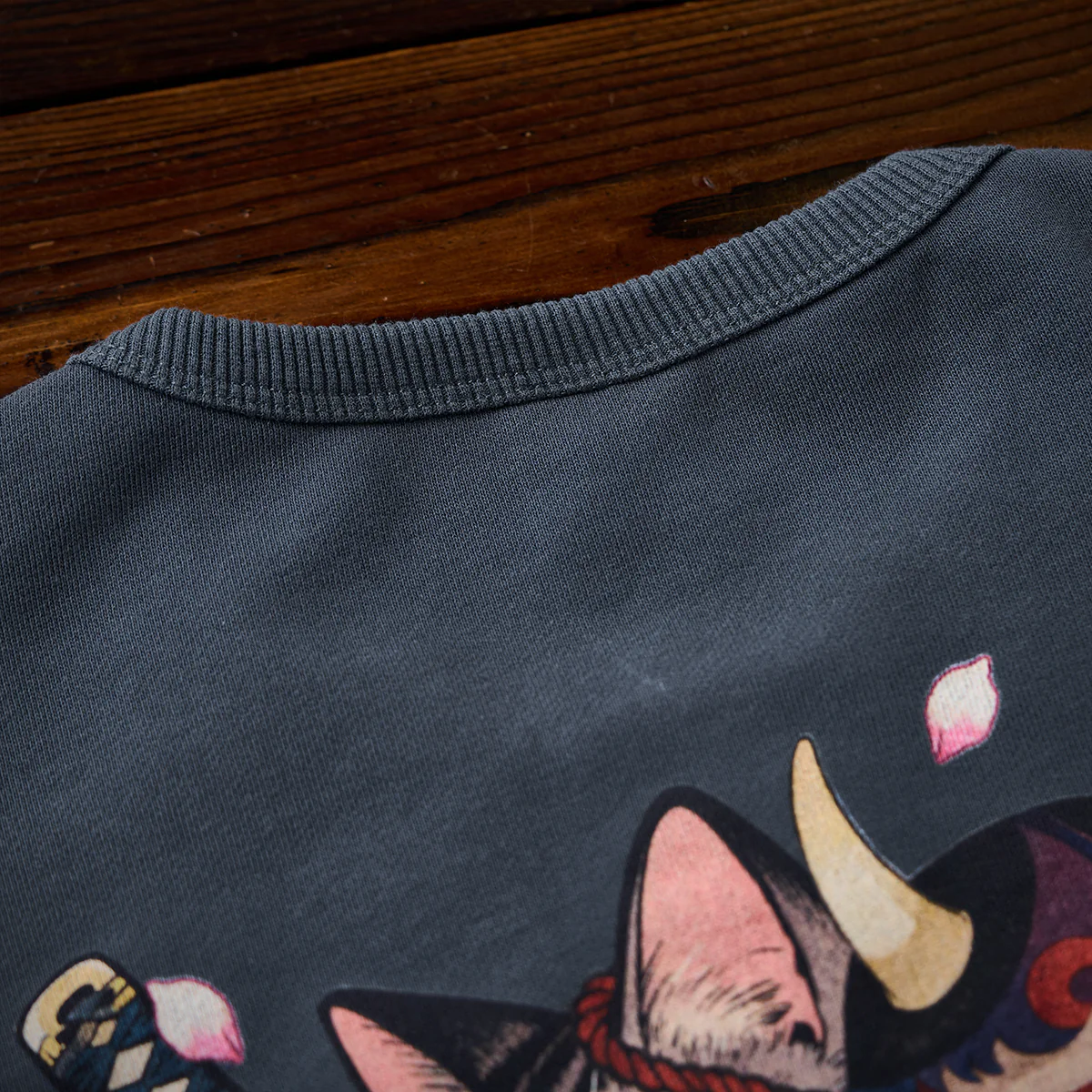 「KaraKu」刺繡＆「般若面・侍猫」プリント　裏パイルVガゼットスウェット - Image 9