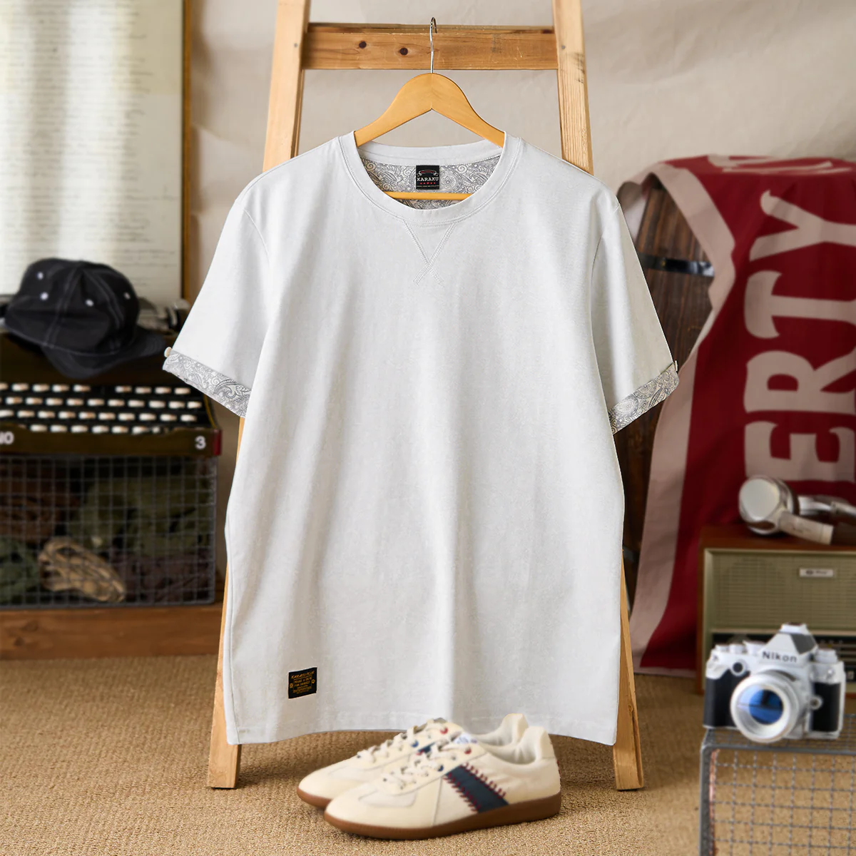 Vガゼット入り　無地×ペイズリー柄ボンディング生地半袖Tシャツ - Image 3