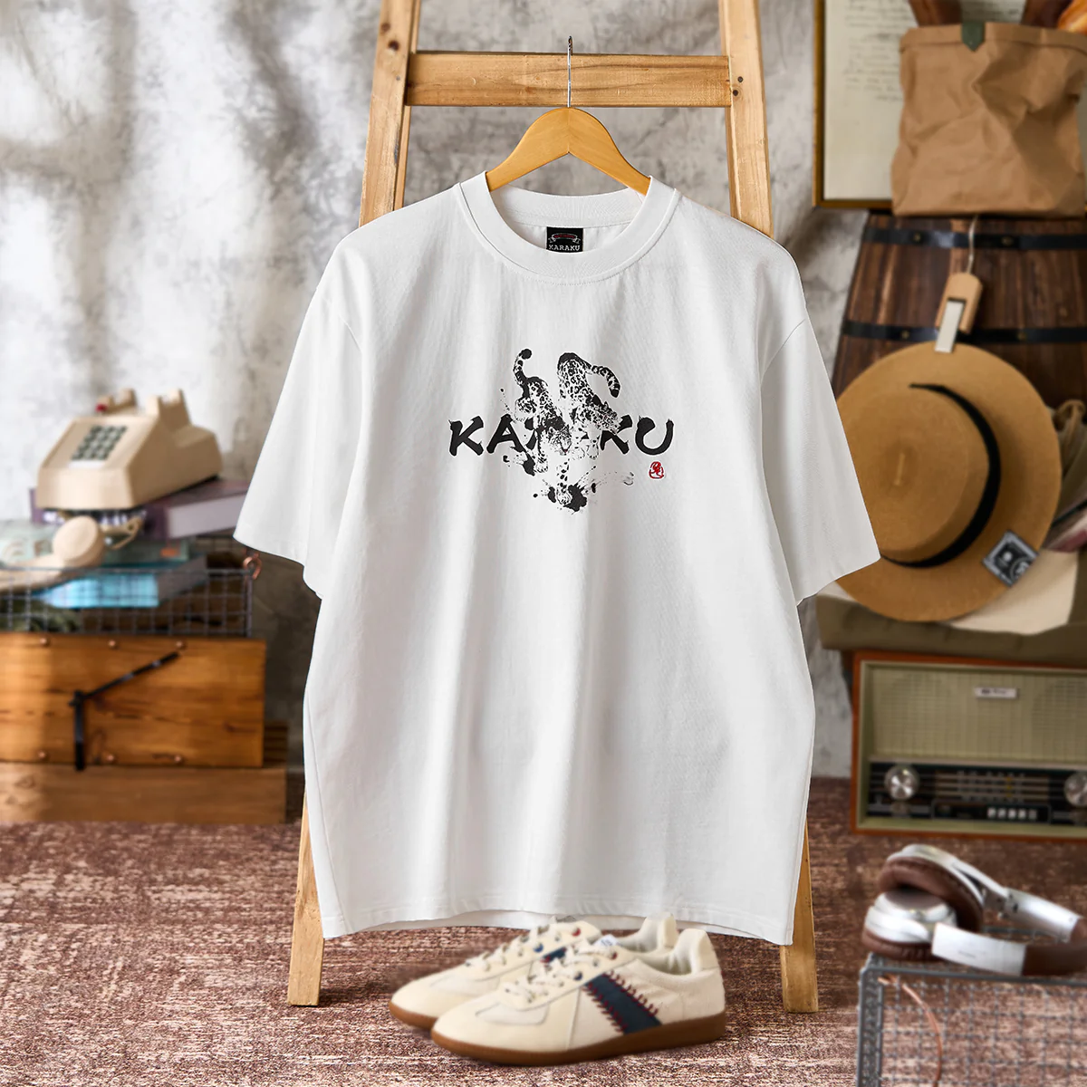Karaku×川又聡「雪豹・足元に飛び散る墨」プリント＆刺繡入りコットンTee - Image 3