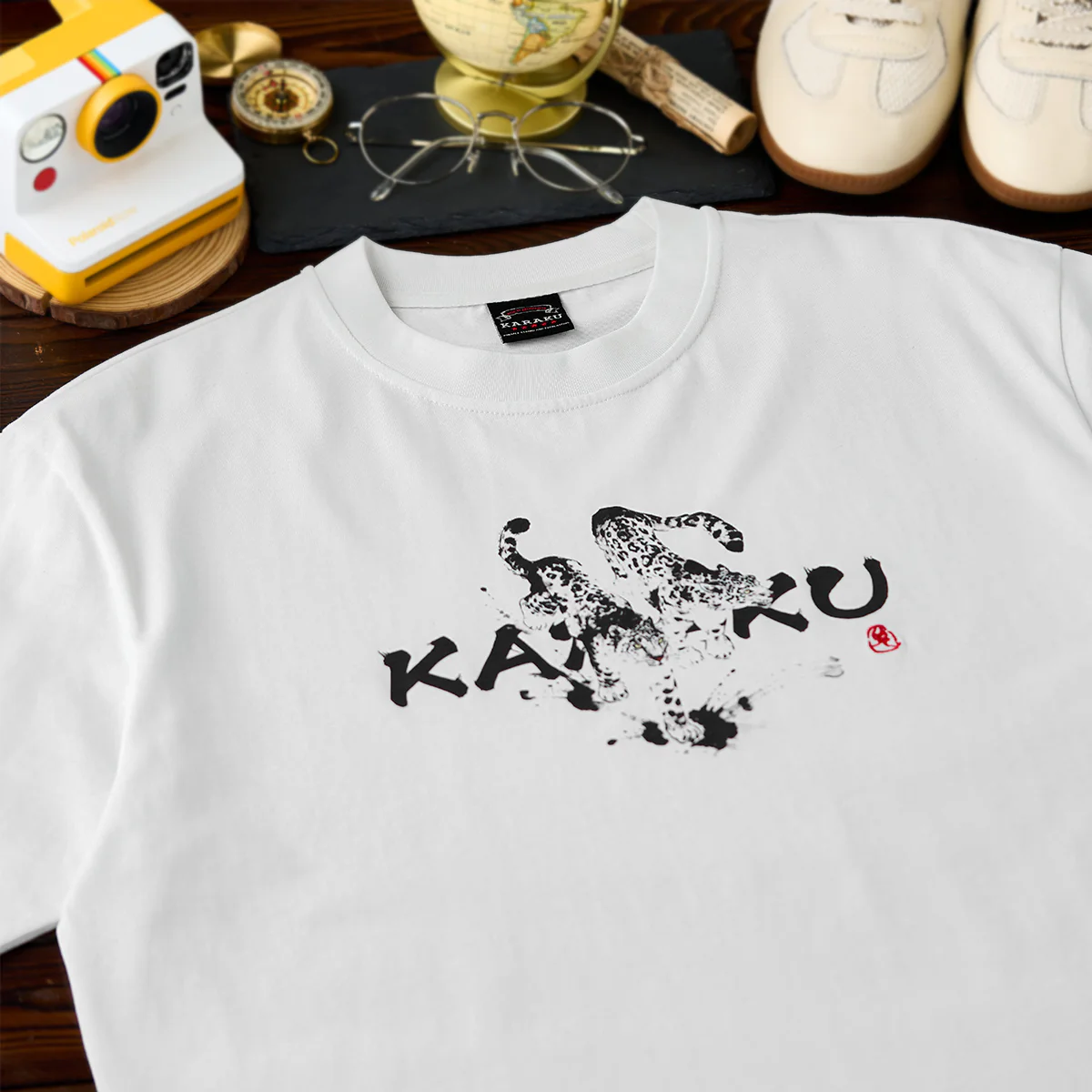 Karaku×川又聡「雪豹・足元に飛び散る墨」プリント＆刺繡入りコットンTee - Image 4