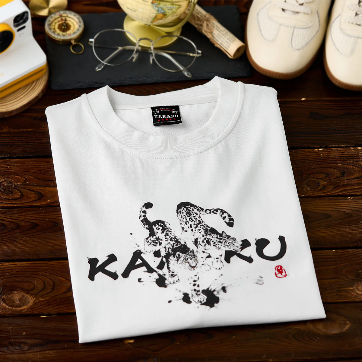 Karaku×川又聡「雪豹・足元に飛び散る墨」プリント＆刺繡入りコットンTee - Image 5